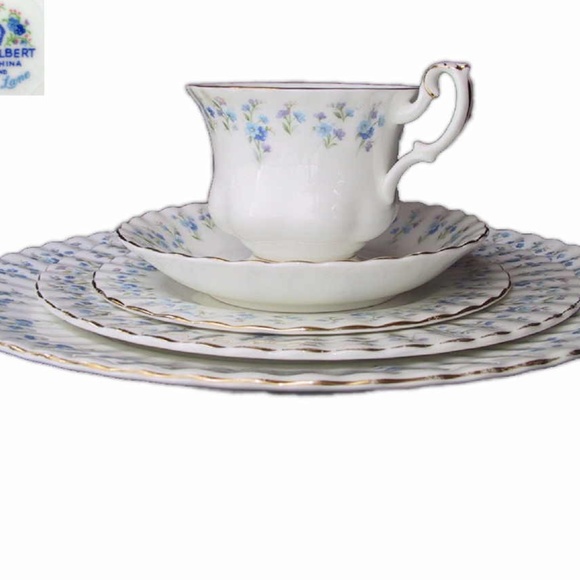 ROYAL ALBERT MENMORY LANE 5 PIECE PLACE SETTING.